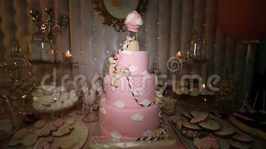 一个带熊的孩子的蛋糕，一个大的粉红色蛋糕，一个孩子的生日蛋糕